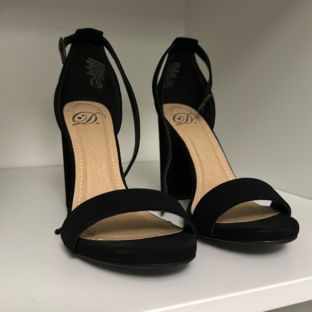 Perfect black heels NEVER WORN